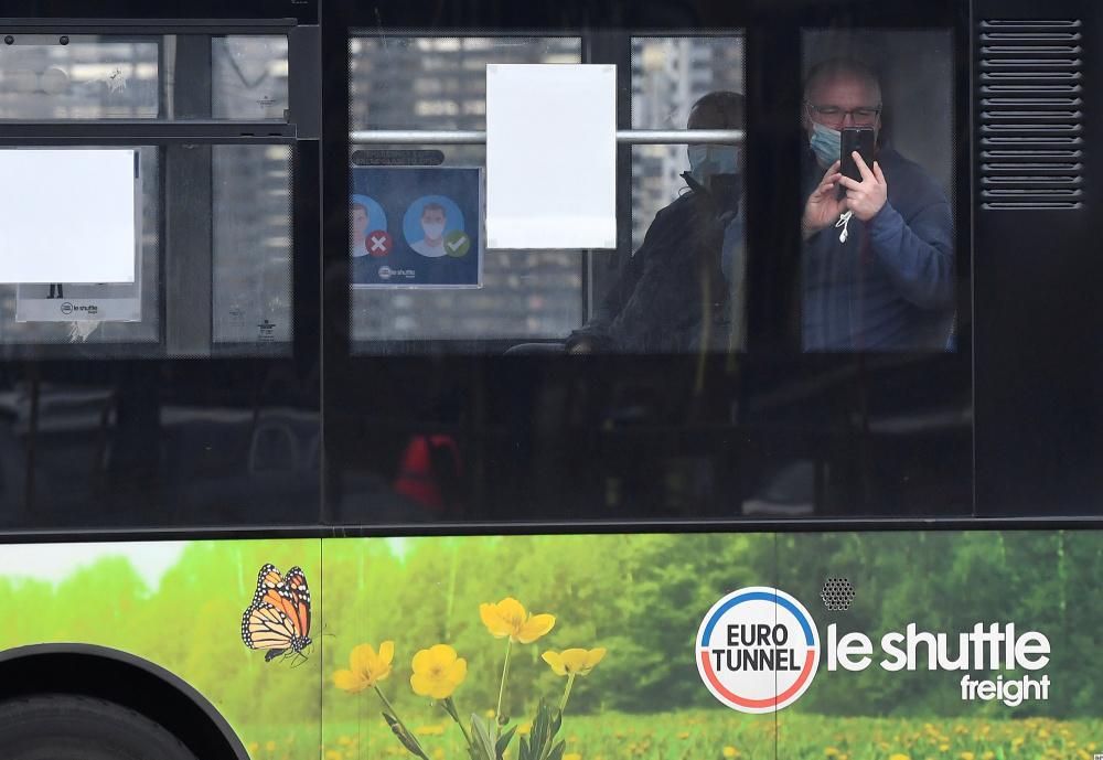 Γαλλία: Η Ακαδημία Ιατρικής συνιστά στους πολίτες να μην μιλάνε μέσα στα μέσα μαζικής μεταφοράς