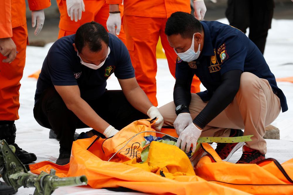 Ινδονησία: Βρέθηκε ένα από τα δύο μαύρα κουτιά του αεροσκάφους που συνετρίβη