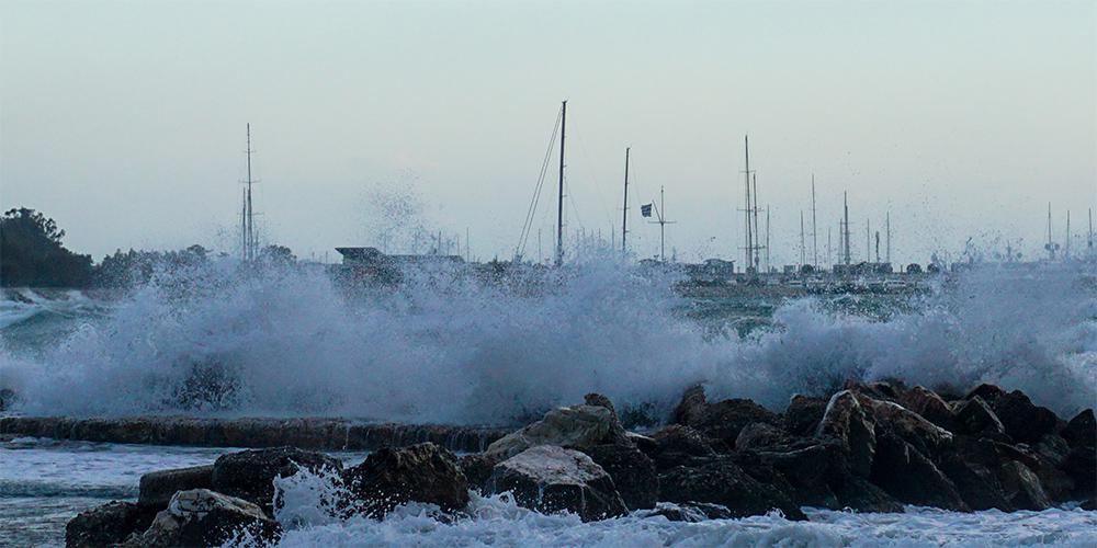 Φονική κακοκαιρία στην Τενερίφη: Τρεις νεκροί από τη σφοδρή θαλασσοταραχή