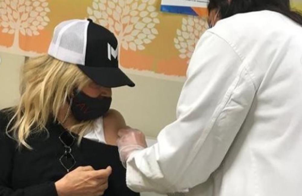 Η Άννα Βίσση εμβολιάστηκε για τον κορωνοϊό [εικόνες]