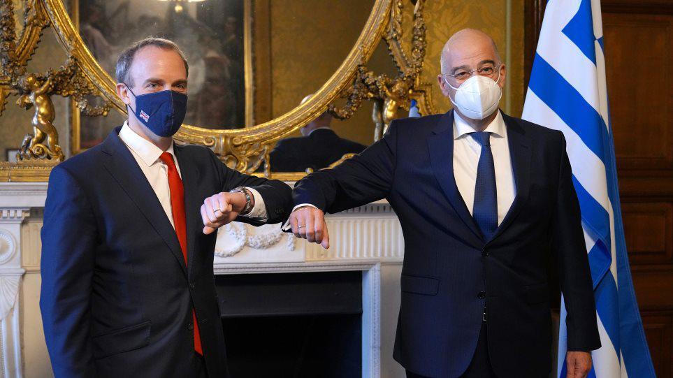 Συνάντηση Δένδια-Ράαμπ: Σύμπτωση απόψεων Ελλάδας-Βρετανίας για Κυπριακό και Διεθνές Δίκαιο