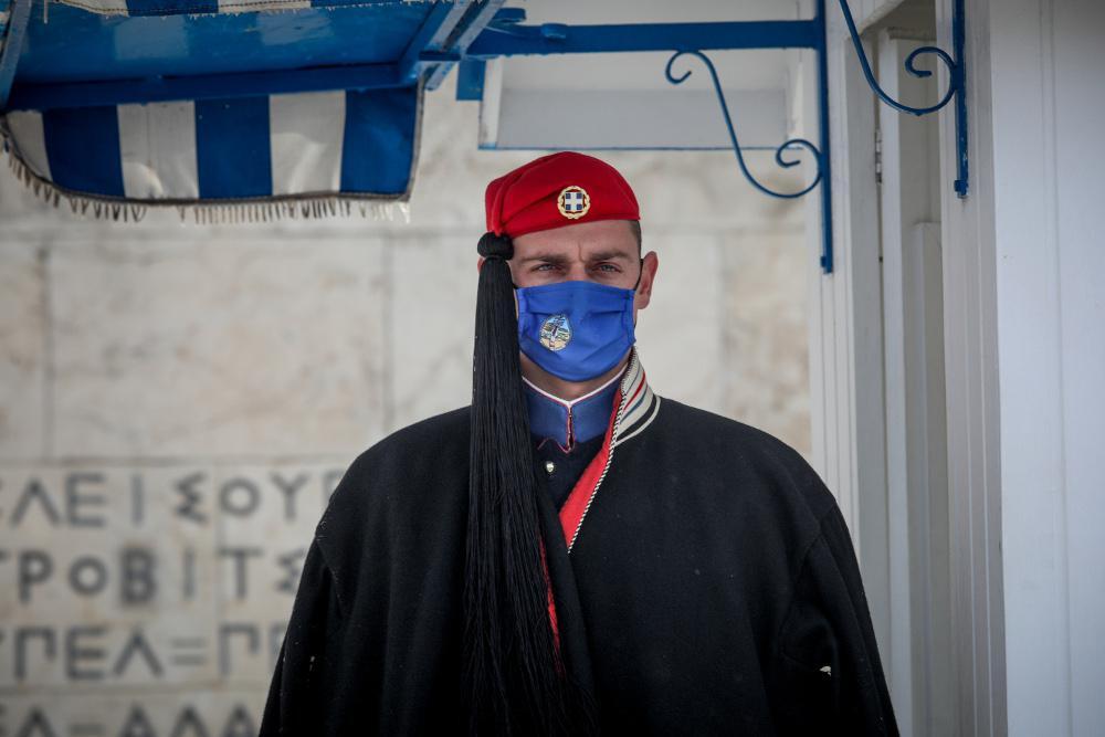 Καιρός - «Μήδεια»: Οι αγέρωχοι Εύζωνες στον Άγνωστο Στρατιώτη φόρεσαν τις κάπες τους