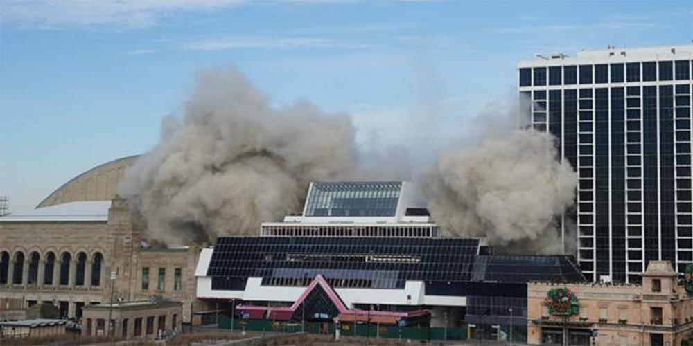 Το τέλος μιας εποχής: Χιλιάδες εκρηκτικά «εξαφάνισαν» το Trump Plaza στο Ατλάντικ Σίτι [βίντεο]