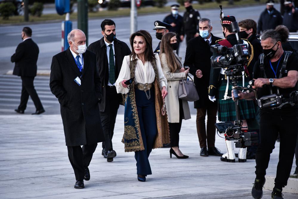 Στην Εθνική Πινακοθήκη με παραδοσιακό αμάνικο σεγκούνι η Γιάννα Αγγελοπούλου