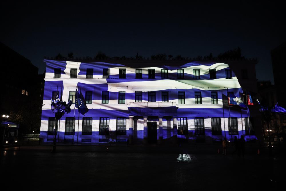 25η Μαρτίου: Στα γαλανόλευκα «ντύθηκε» όλη η Ελλάδα - Εντυπωσιακές εικόνες γεμάτες περηφάνια