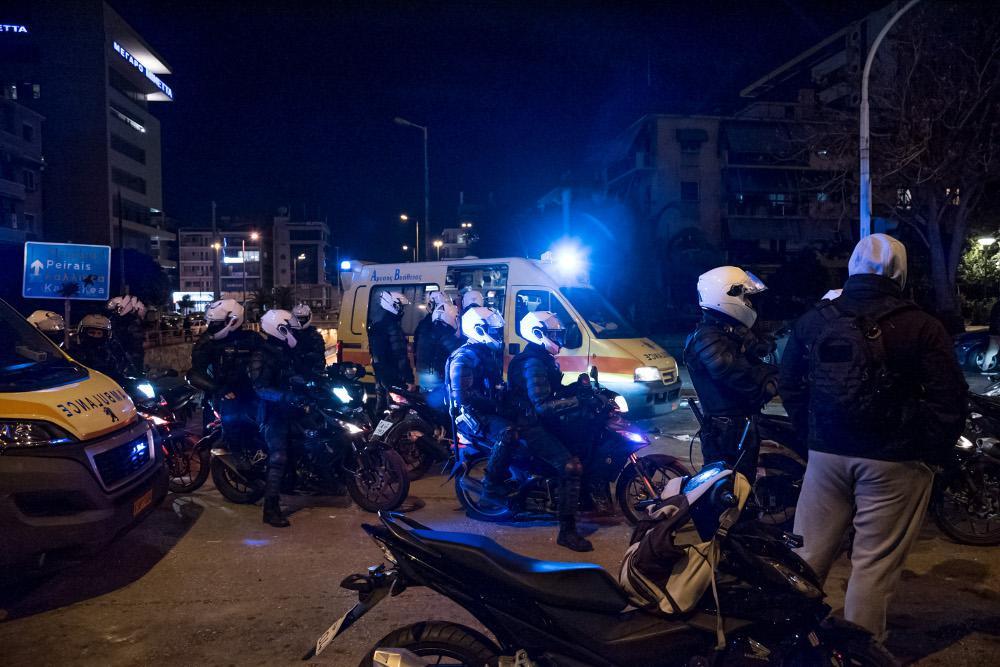 Έκτακτο - Νέα Σμύρνη: Τέσσερις τραυματίες αστυνομικοί από τα άγρια επεισόδια
