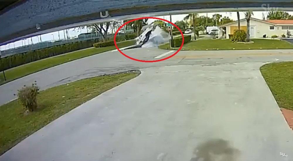 Βίντεο σοκ: Αεροπλάνο συγκρούεται με αυτοκίνητο - Τρεις νεκροί μεταξύ αυτών και ένα μικρό παιδί