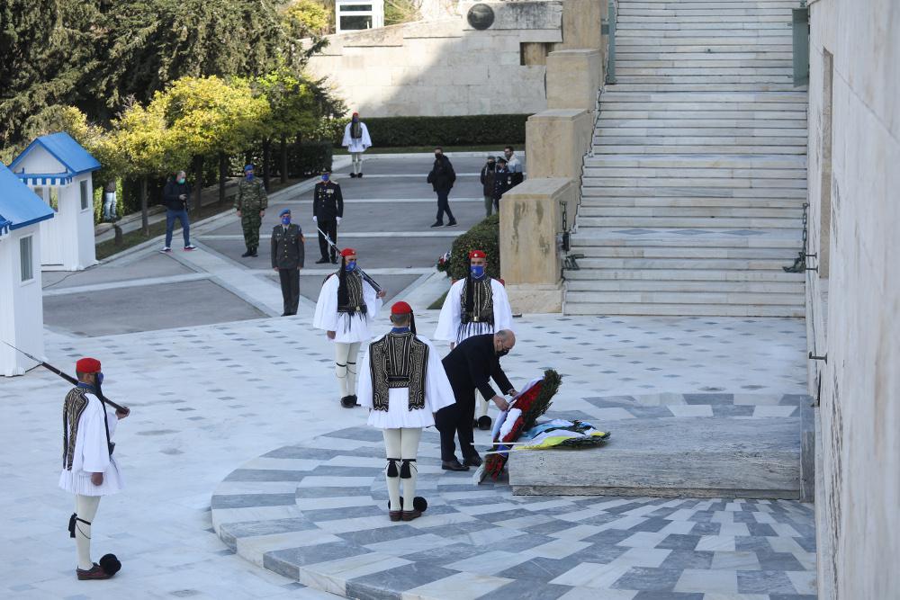 25η Μαρτίου: Σε κλίμα συγκίνησης και εθνικής υπερηφάνειας η κατάθεση στεφάνων στο Μνημείο του Άγνωστου Στρατιώτη