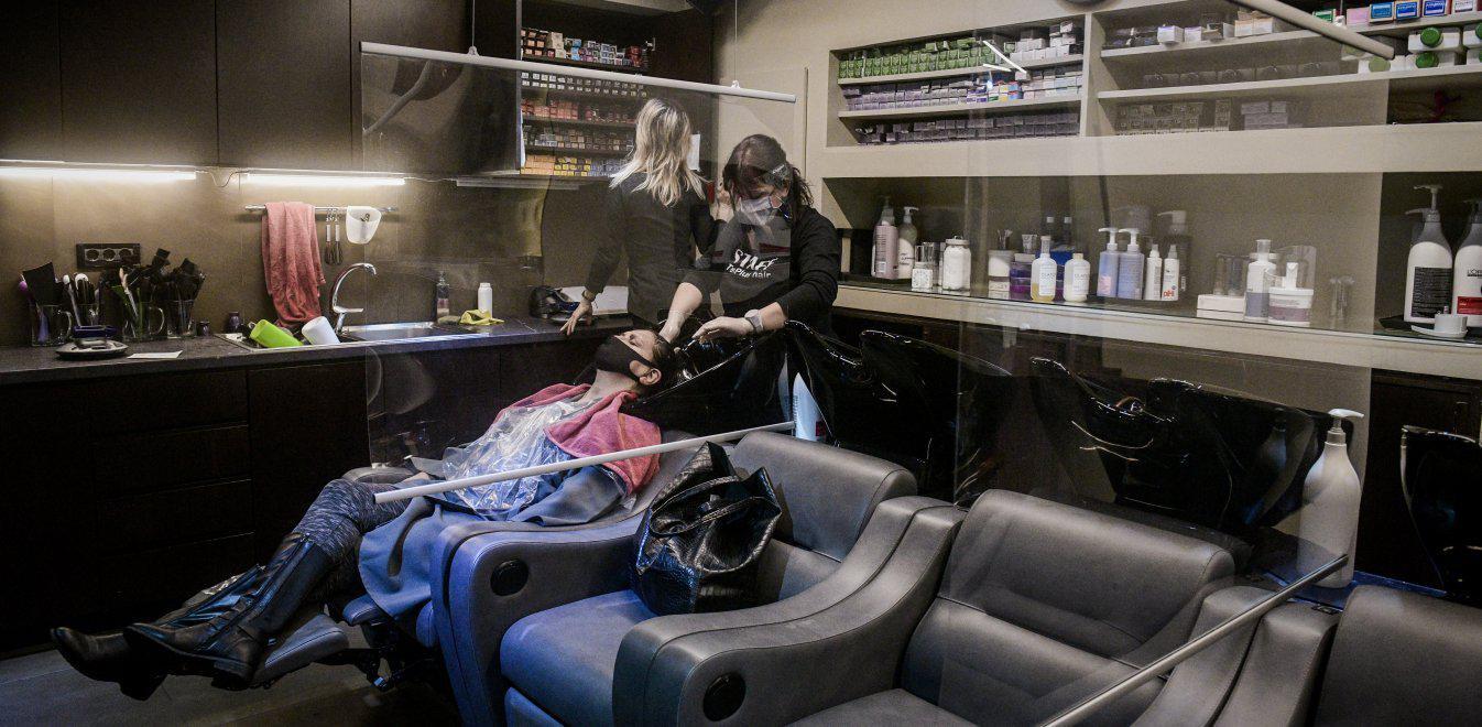 Παράνομα λειτουργούν 23.000 κουρεία και κομμωτήρια