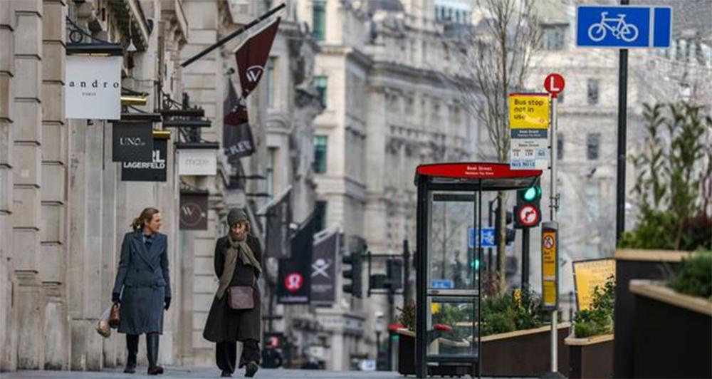 Βρετανία: Ξανανοίγουν καταστήματα, κομμωτήρια και παμπ