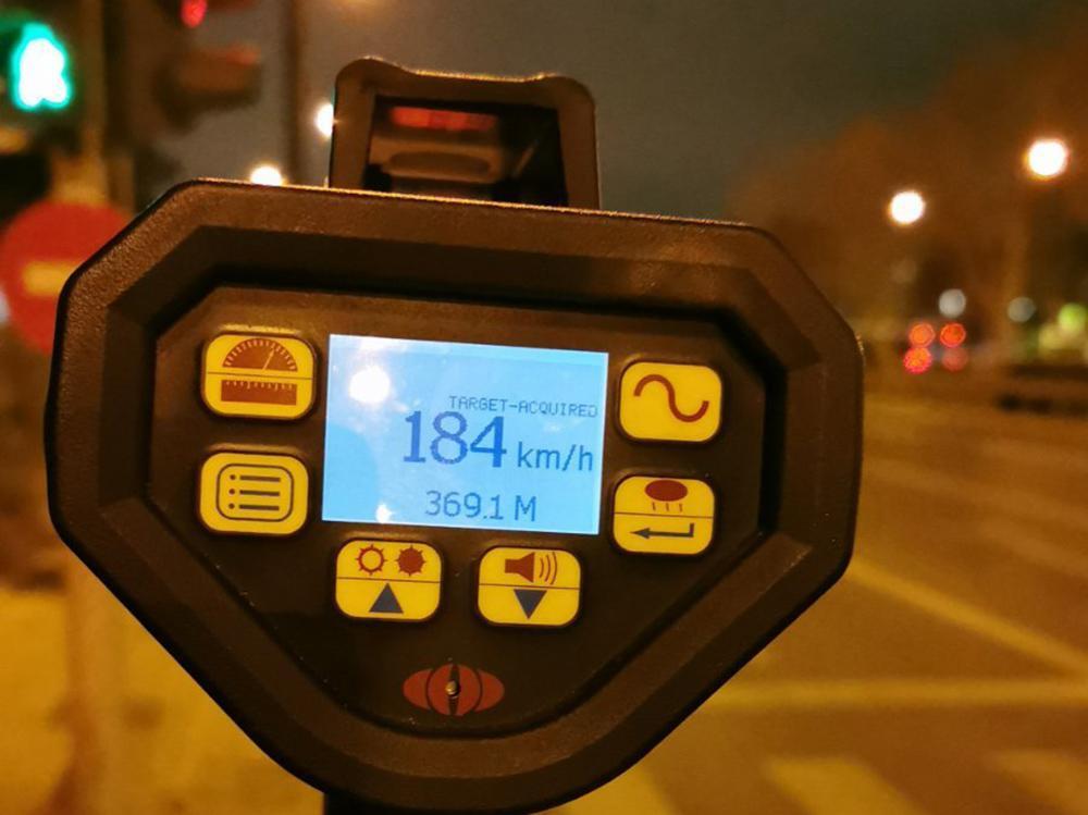 Σε… πίστες αγώνων μετέτρεψαν τους άδειους δρόμους της Αθήνας - Έτρεχαν με 184 χιλιόμετρα