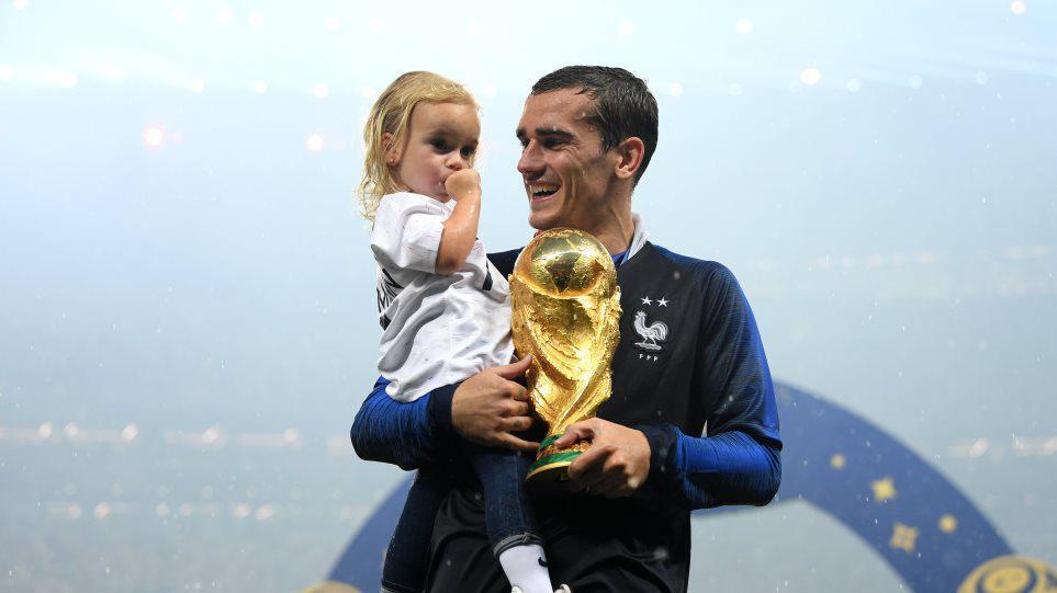 Γκριεζμάν: Έγινε για 3η φορά πατέρας