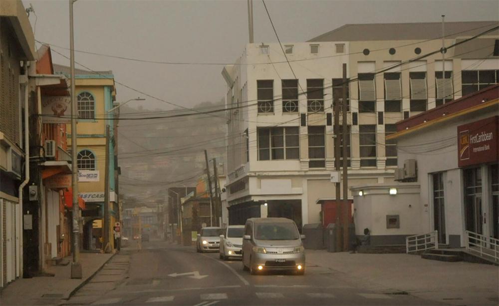 Άγιος Βικέντιος: Τέφρα καλύπτει το νησί της Καραϊβικής