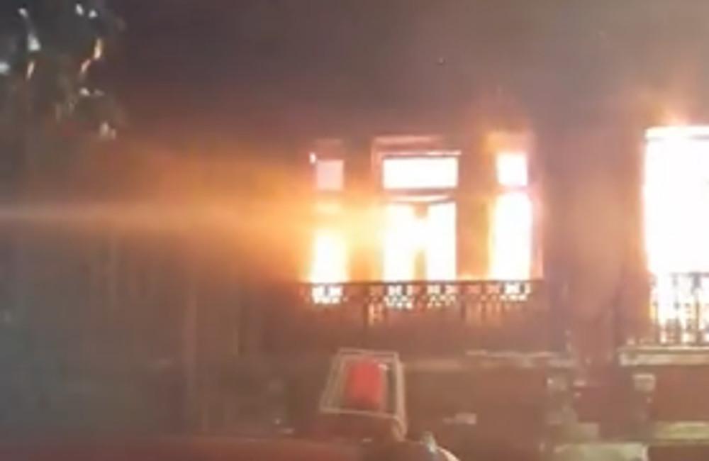 Φωτιά σε κτήριο στο Μεταξουργείο [βίντεο]