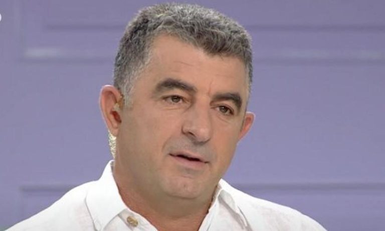 Γιώργος Καραϊβάζ: Ράγισαν και οι πέτρες στην κηδεία του – Συγκλόνισε η αδερφή του