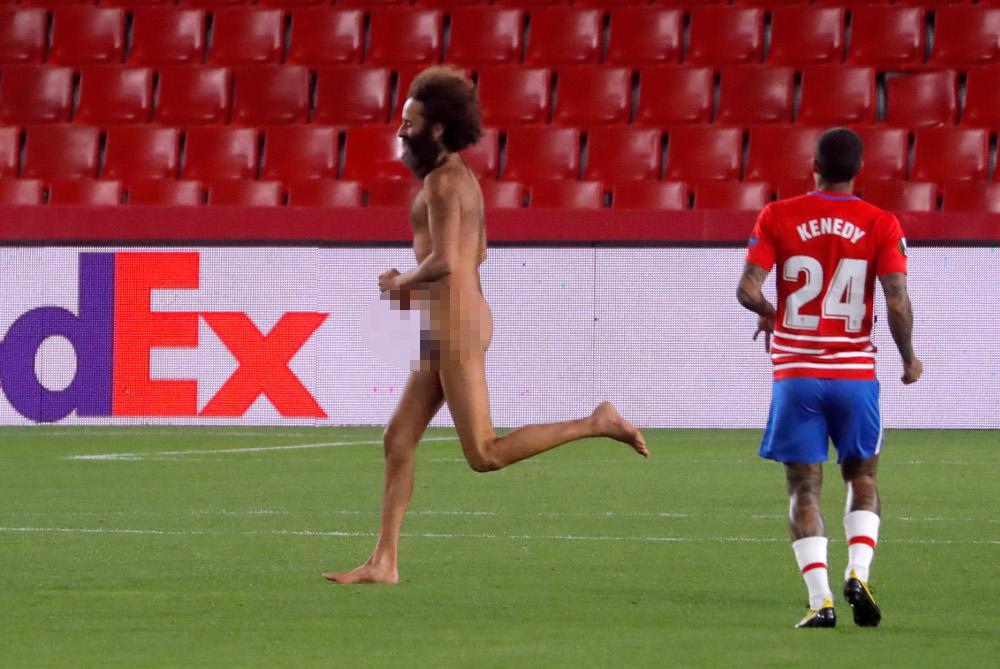 Γυμνός εισέβαλε στον αγωνιστικό χώρο στο Γρανάδα - Γιουνάιντεντ