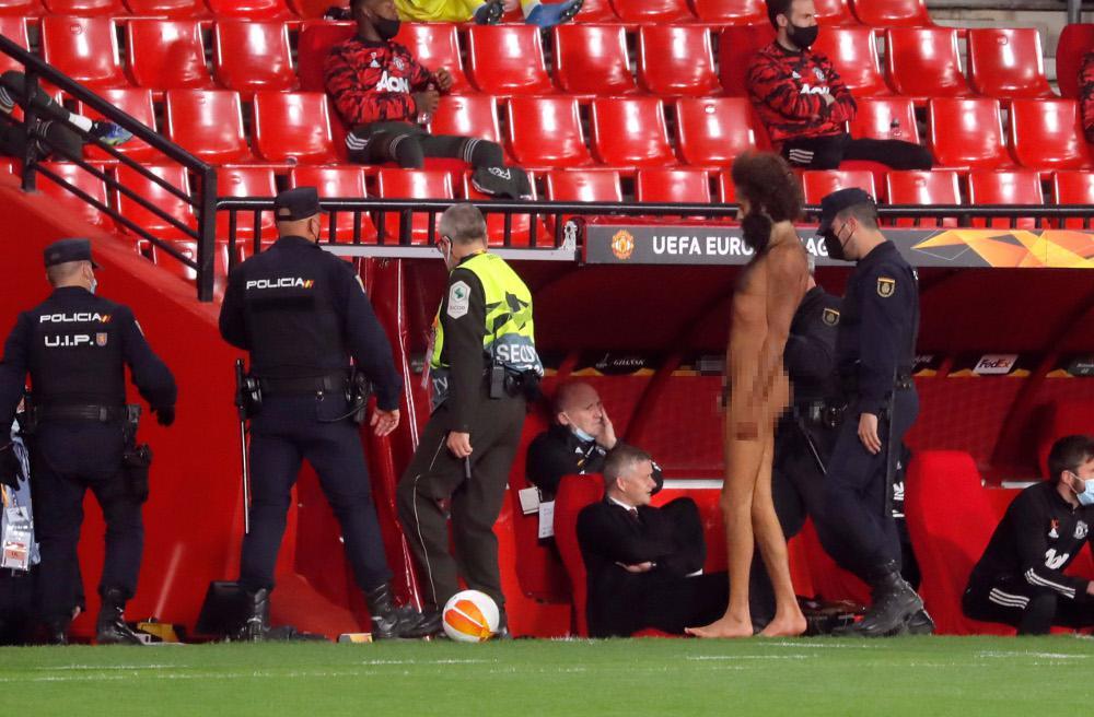 Γυμνός εισέβαλε στον αγωνιστικό χώρο 