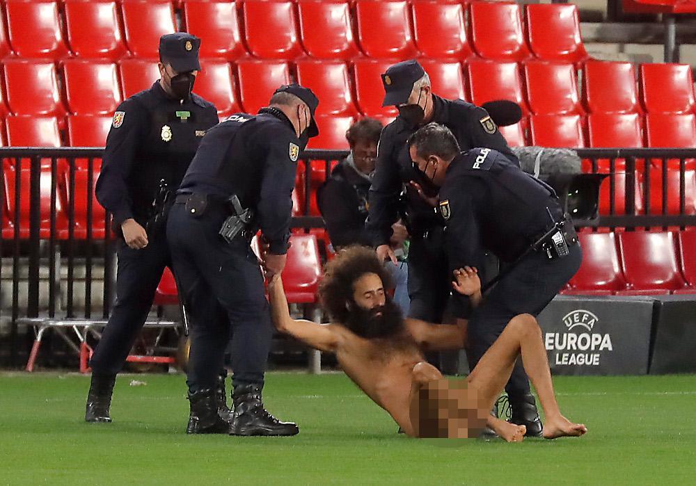 Γυμνός στον αγωνιστικό χώρο