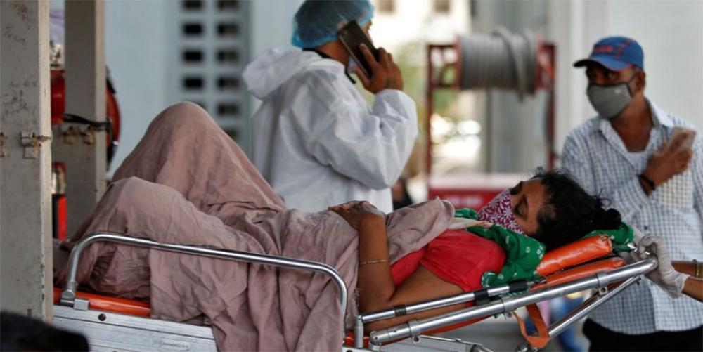 Ο κορωνοϊός σαρώνει την Ινδία: Καίνε τους νεκρούς σε οικόπεδα