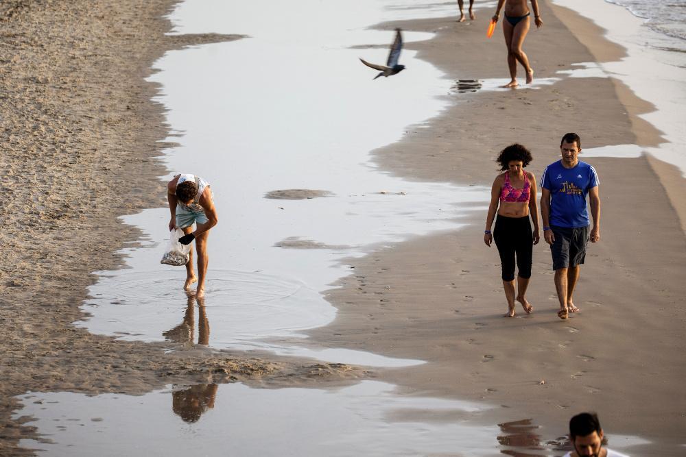 Μαζεύοντας αποτσίγαρα