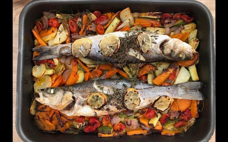 Η συνταγή της ημέρας: Λαβράκι στο φούρνο για την Κυριακή των Βαΐων