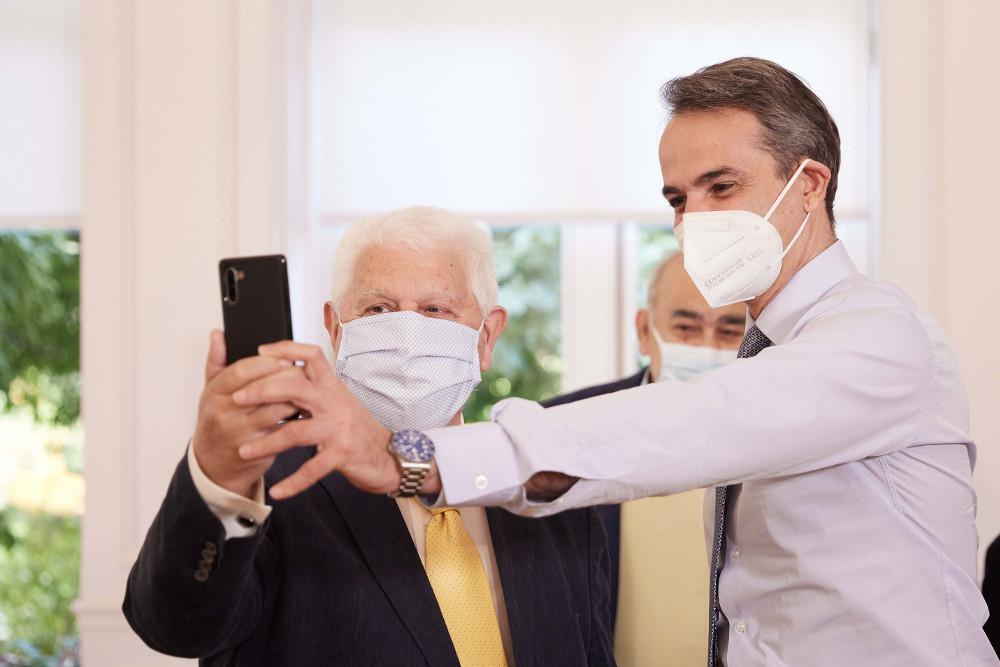 «Μου έλειψε το εγγονάκι μου»