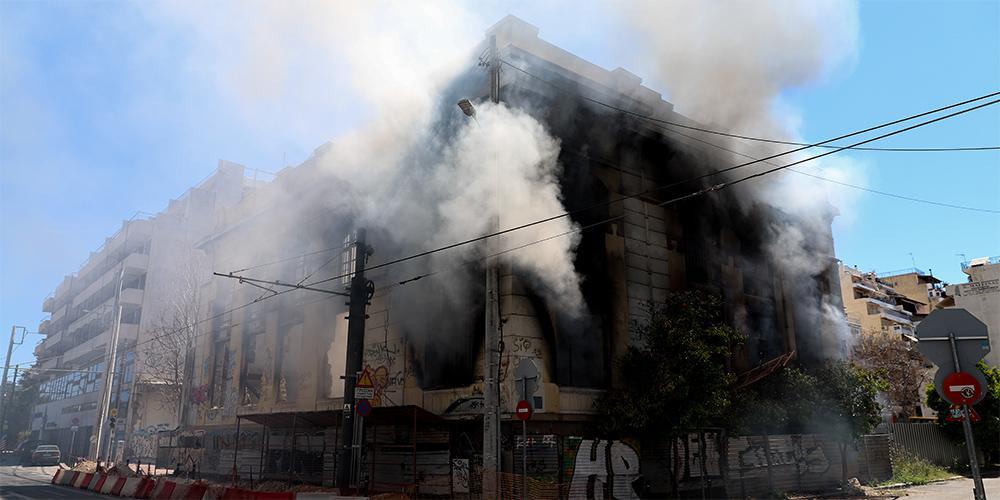 Κατεδαφίζεται σήμερα μέρος του κτηρίου που κάηκε στον Πειραιά