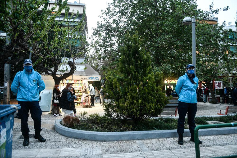 Επιχείρηση «πλατεία Βαρνάβα»: Αστυνομικοί έλεγχοι για να μπει «φρένο» στα κορωνοπάρτι [εικόνες]