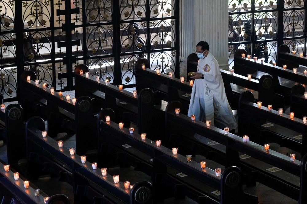 Ιταλία: Ερωτευμένος ιερέας ομολόγησε τα συναισθήματά του και «πέταξε» τα άμφια του