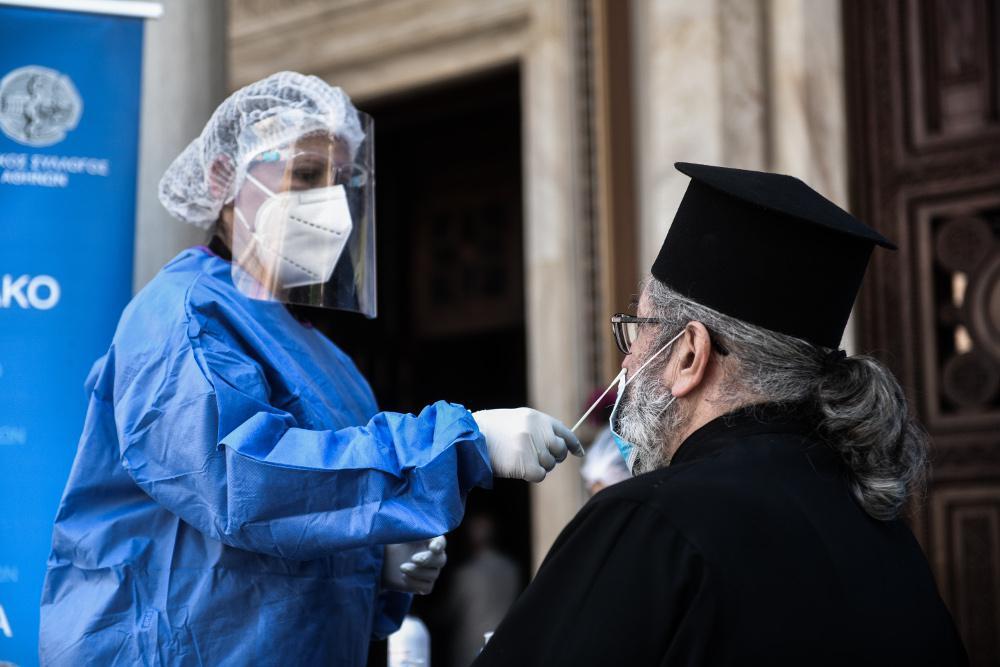 Me test, diples maskes kai apostaseis i leitoyrgia ton naon to Pasxa