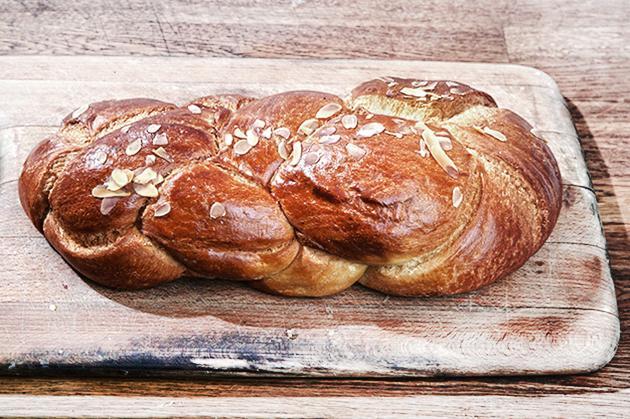 Τσουρέκι Πάσχα: Μια πεντανόστιμη συνταγή από τον Πέτρο Συρίγο για τσουρέκια