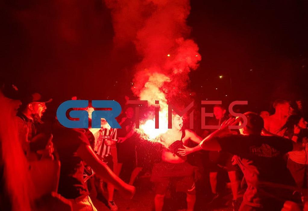 Ξέφρενοι πανηγυρισμοί από τους φιλάθλους του κυπελλούχου ΠΑΟΚ στη Θεσσαλονίκη