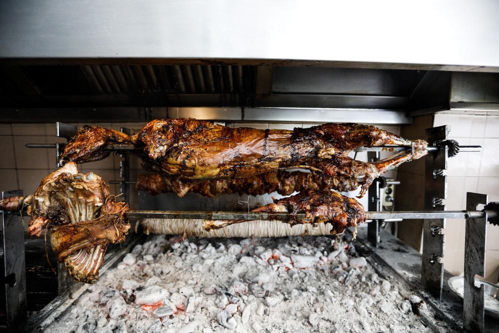 Φωτιά πήραν οι σούβλες στις ταβέρνες - Ασταμάτητα τα ντελίβερι