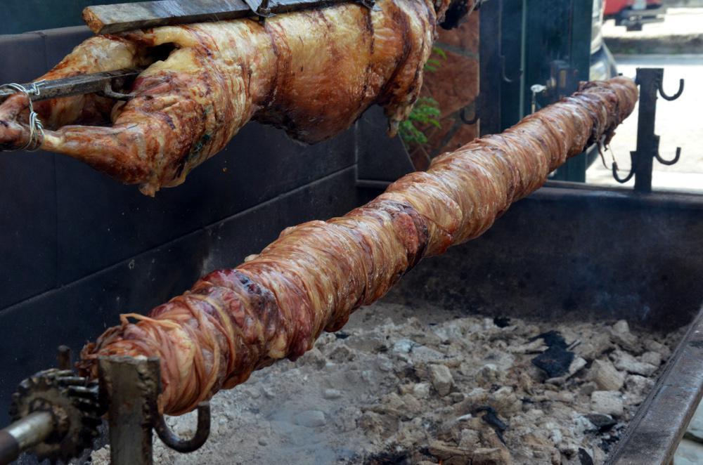 Κυριακή του Πάσχα στην πόλη: Οι σούβλες έχουν πάρει «φωτιά» στις ταράτσες - Ξεπουλούν ταβέρνες και ψητοπωλεία
