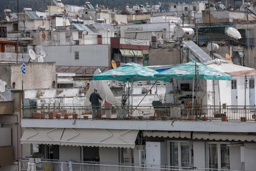 Κυριακή του Πάσχα στην πόλη: Οι σούβλες έχουν πάρει «φωτιά» στις ταράτσες