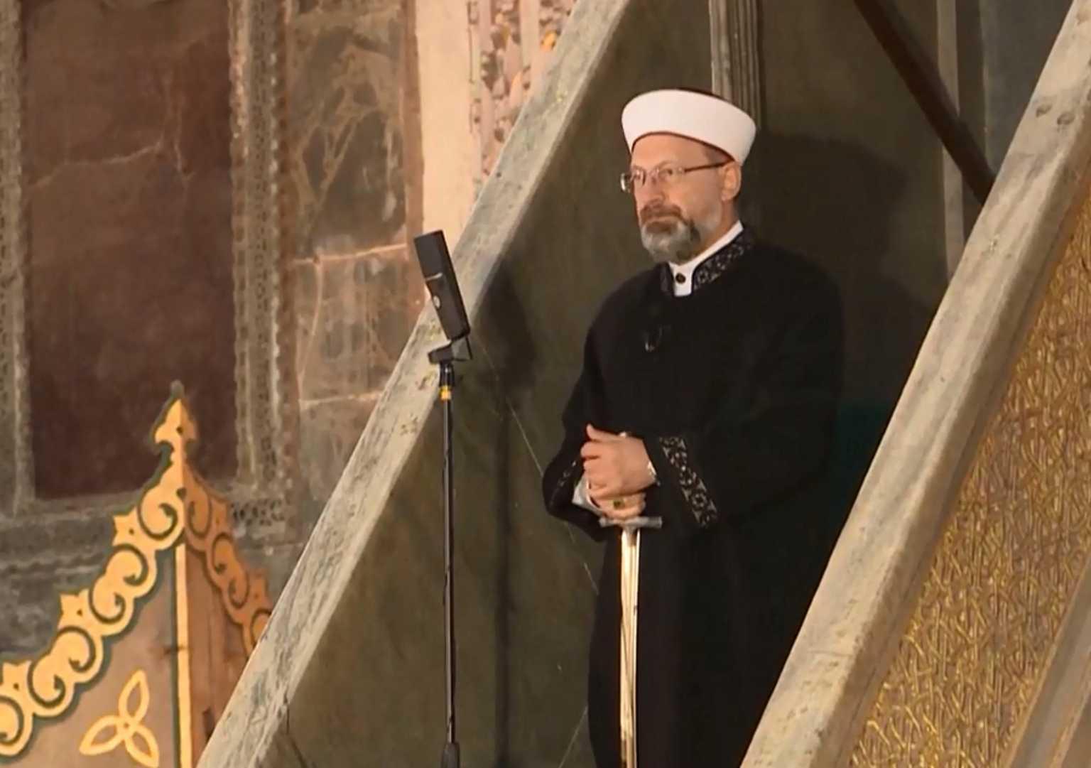 «Βεβήλωσαν» την Αγιά Σοφιά: «Βούλιαξε» από Μουσουλμάνους ο ναός – Προκλητική εμφάνιση του Ιμάμη με το σπαθί του κατακτητή