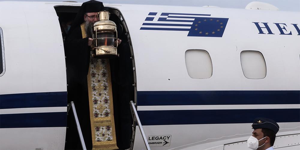 Άγιο Φως: Έφτασε στην Ελλάδα - Πώς θα μεταφερθεί στην επικράτεια