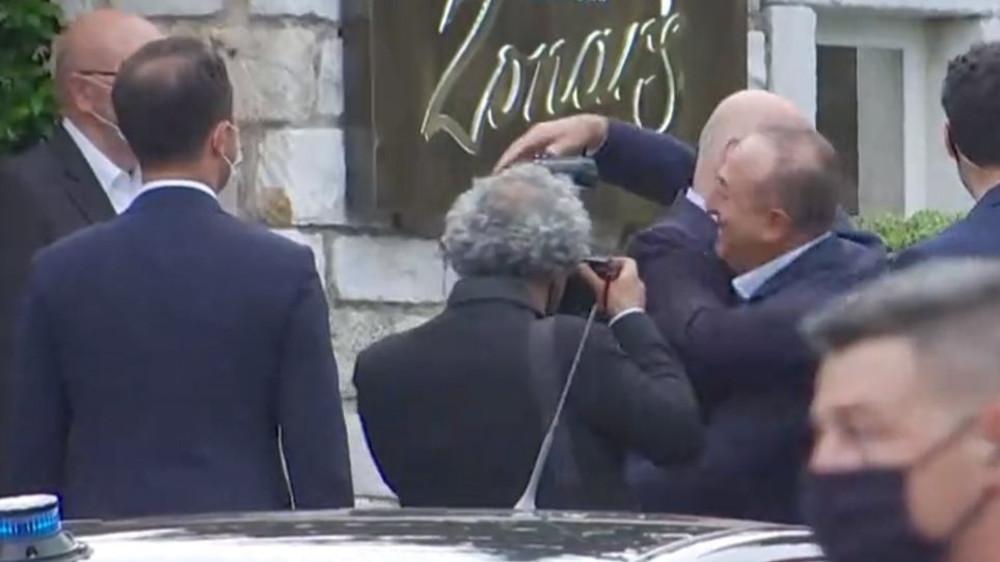 Επίσκεψη Τσαβούσογλου στην Ελλάδα: Η θερμή αγκαλιά με Δένδια και το δείπνο στην Ακρόπολη