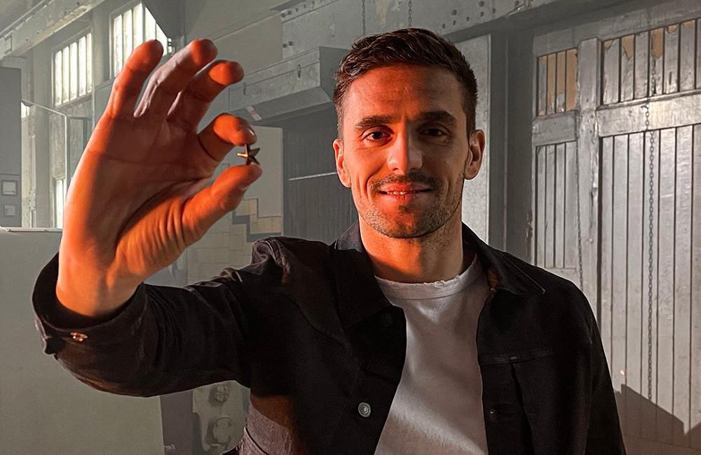 Απίστευτο: Ο Άγιαξ έλιωσε το τρόπαιο το έκανε «αστεράκι» και το μοιράζει στους φιλάθλους!