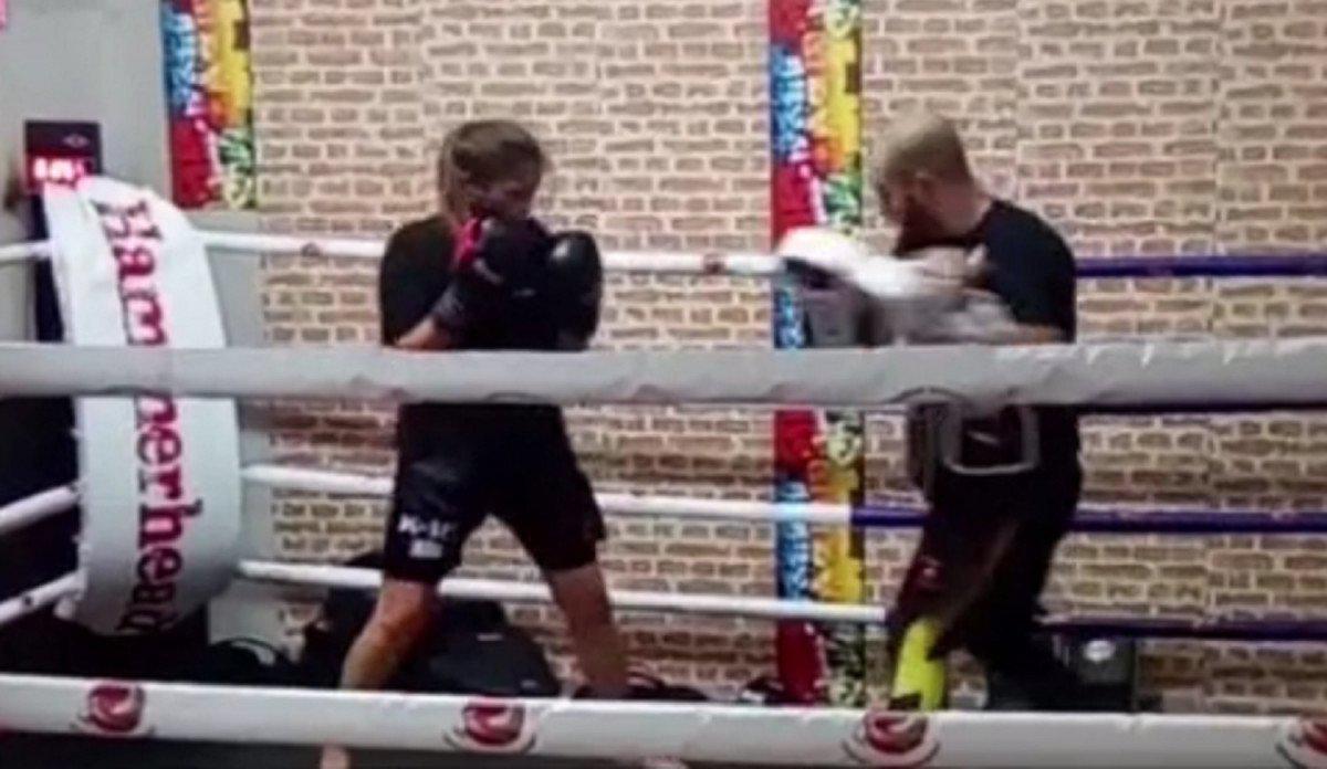 Γλυκά Νερά: Όταν η Καρολάιν έκανε προπόνηση kickboxing – Δείτε το βίντεο που κάνει τον γύρο του διαδικτύου [βίντεο]