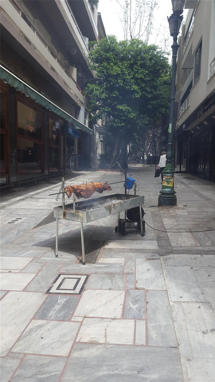 Πάσχα στην πόλη: Σκέπασε την Αττική η τσίκνα από το ψήσιμο του οβελία - Πώς γιόρτασαν οι Έλληνες