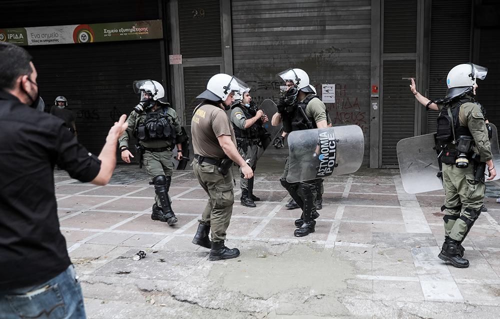 Επεισόδια και χημικά έξω από το υπουργείο Εργασίας