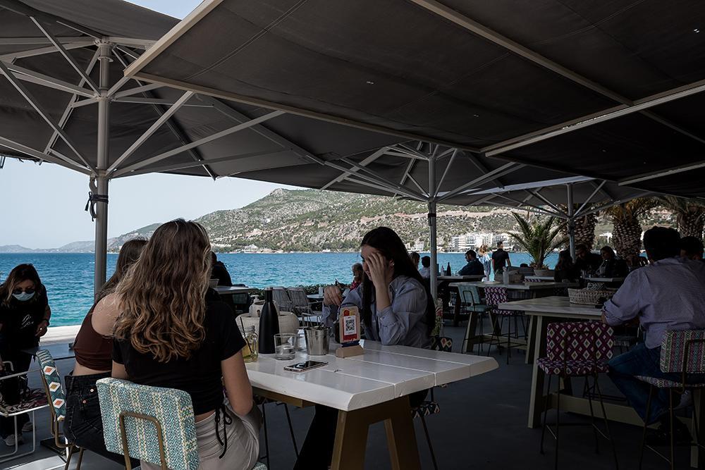 Κορονοϊός: Η κανονικότητα επιστρέφει σήμερα για τους εμβολιασμένους - Σαρωτικοί έλεγχοι σε εστίαση και διασκέδαση