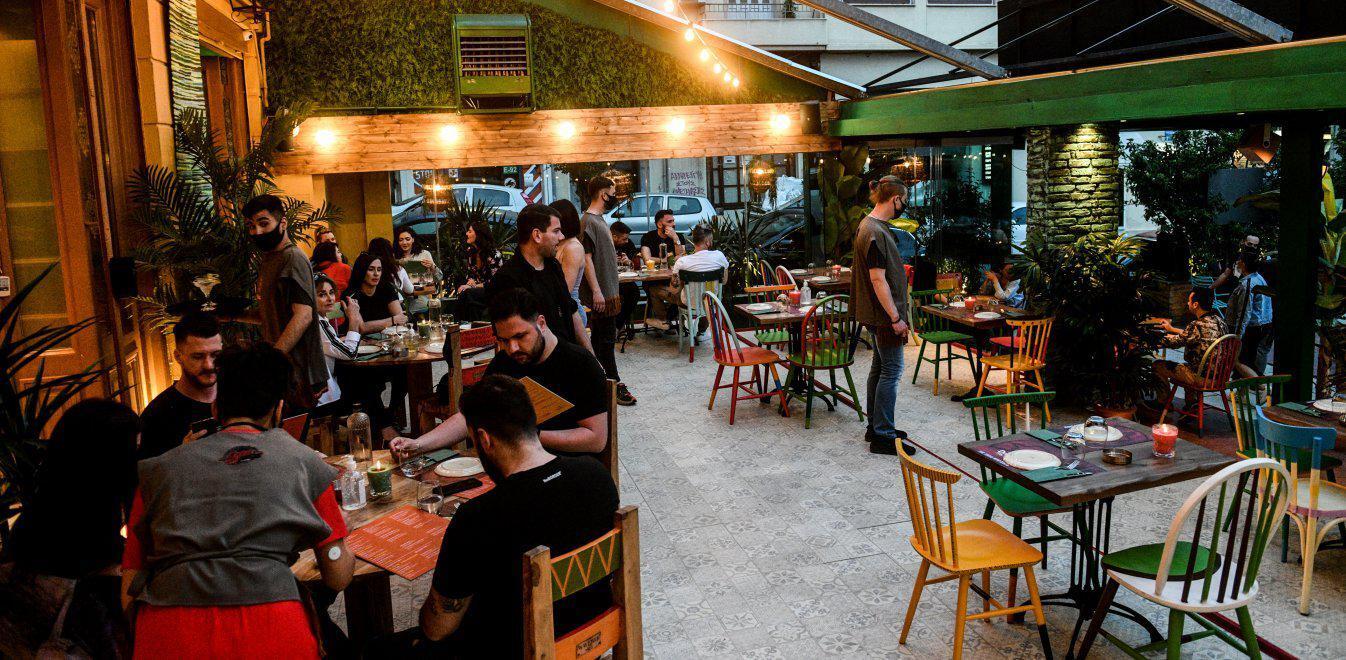 Κορονοϊός: Επιστρέφουν στην κανονικότητα οι εμβολιασμένοι – Τι θα γίνει με τα lockdown