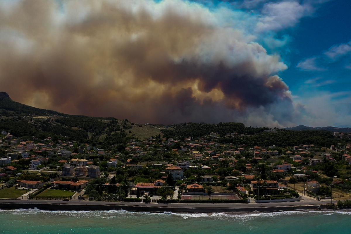 Φωτιά στον Σχίνο: Εκκενώνονται και άλλες περιοχές – Απομακρύνονται πολίτες από τους οικισμούς Αιγειρούσες και Ντουράκο