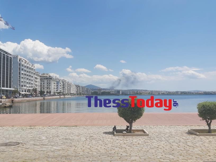 Συναγερμός στην Θεσσαλονίκη: Φωτιά σε μονοκατοικία στην Πυλαία – «Μαύρισε» ο ουρανός