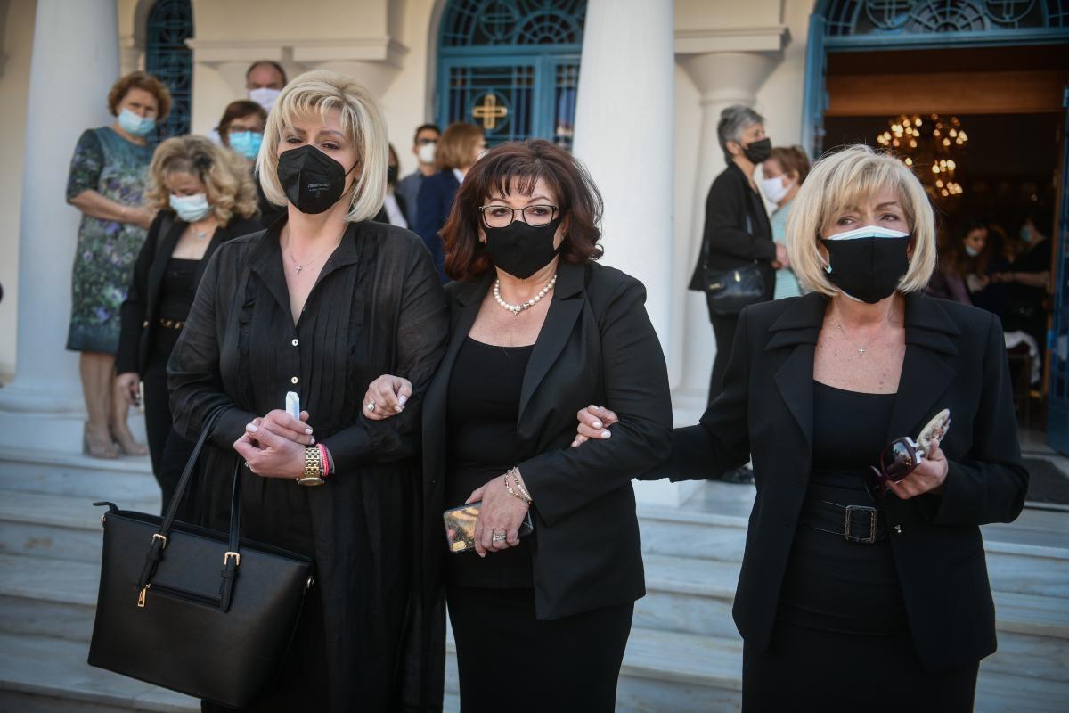 Γιώργος Καραϊβάζ: Ραγίζει καρδιές η μητέρα του – «Κάθε μέρα του κάνω παρέα στον τάφο του, εκείνος νομίζω με βλέπει»