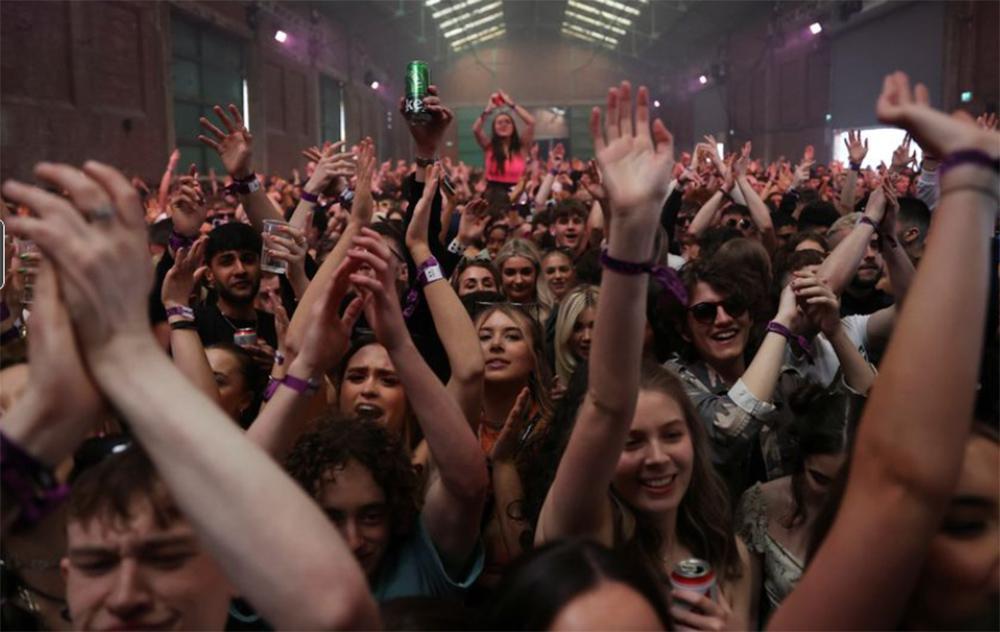 Λίβερπουλ: Ένα φεστιβάλ - πείραμα χωρίς μάσκες με 5.000 συμμετέχοντες