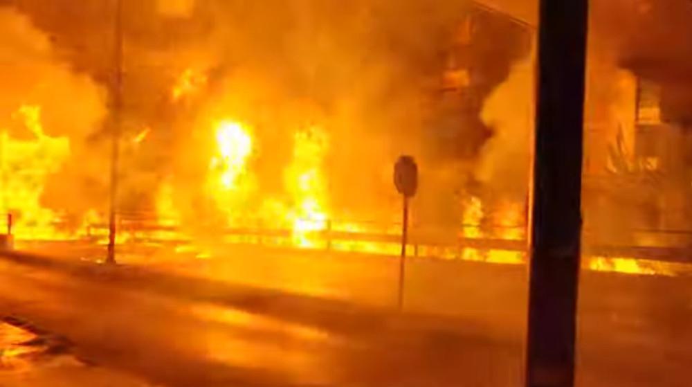 Χαμός στο Νέο Κόσμο: «Βροχή» οι μολότοφ στην Ανάσταση