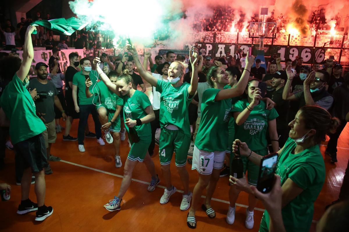 Παναθηναϊκός: «Σείστηκε» η Λεωφόρος – Τρελή υποδοχή των πρωταθλητριών στο κατάμεστο κλειστό [βίντεο]